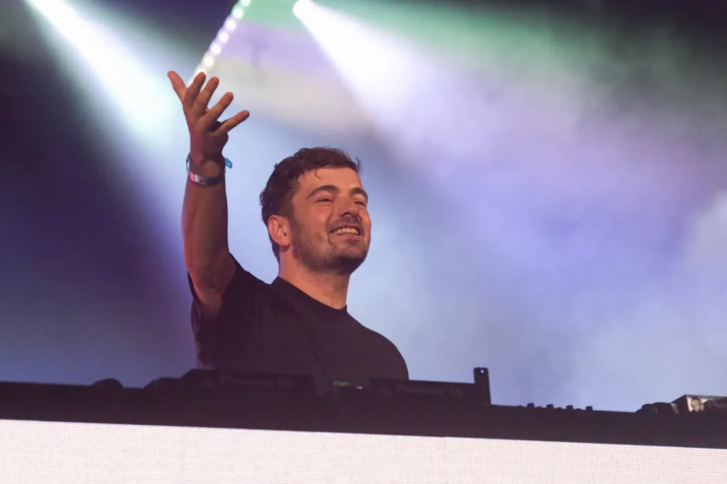 Martin Garrix and U2 Ignite Tomorrowland with 'Fireflies'
